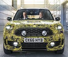 MINI Markenchef Sebastian Mackensen und MINI Baureihenleiter Peter Wolf auf Erprobungsfahrt im ersten Plug-in-Hybrid-Modell der britischen Premium-Marke